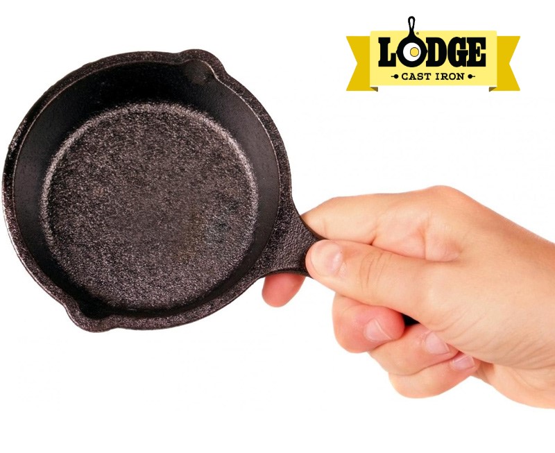 Chảo gang đúc chính hãng Lodge 9 cm - LMS3. Chảo dùng chiên 1 quả trứng, nướng 1 miếng beefsteak, làm chén nước chấm kho