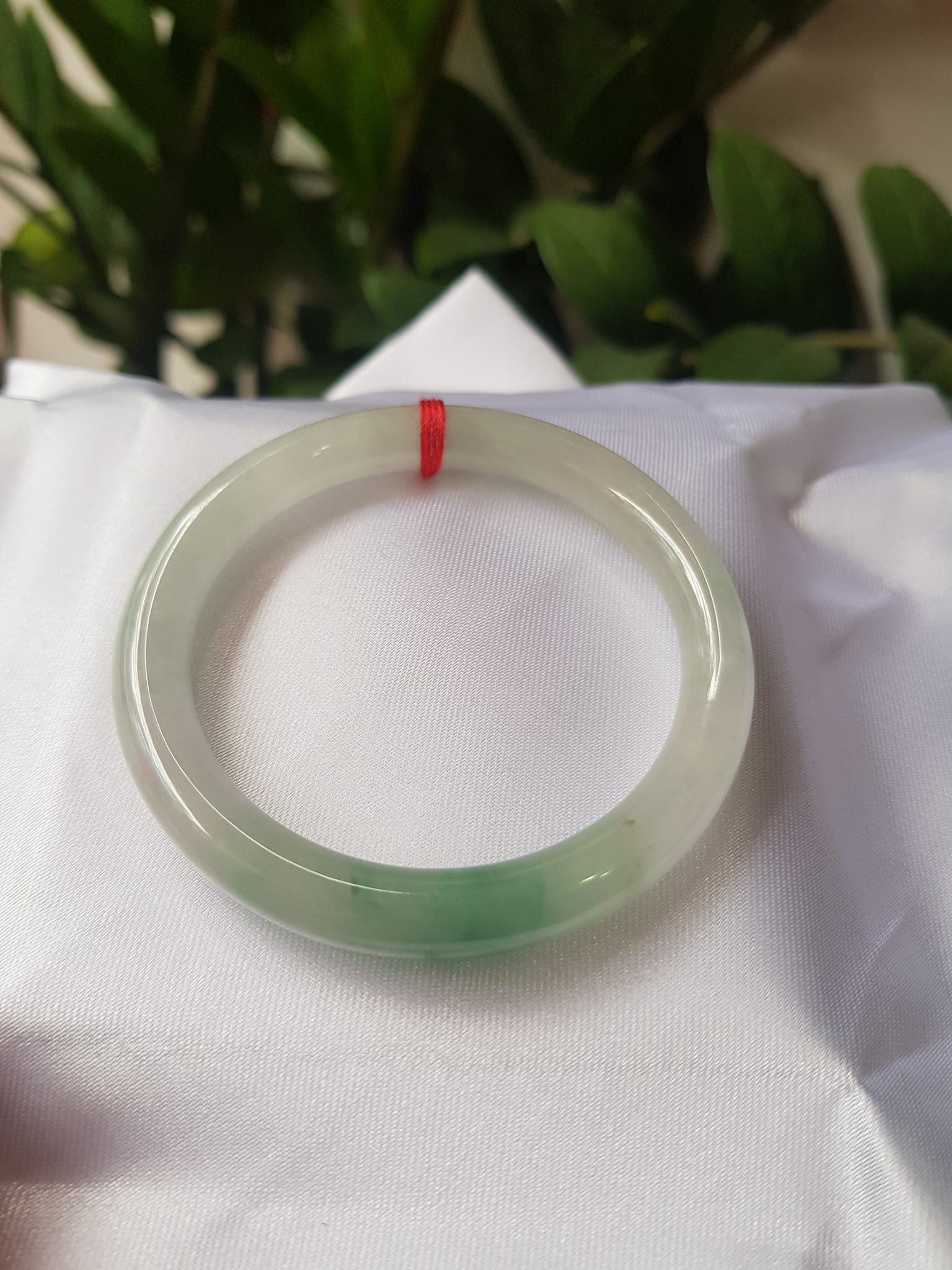 Vòng cẩm thạch Ngọc Đẹp Lý A SỊN 50mm x 7mm Chất liệu đá tự nhiên màu xanh ngọc bóng điểm xanh lý vân đậm tự nhiên bóng đẹp Nữ 50kg - 56kg ạ