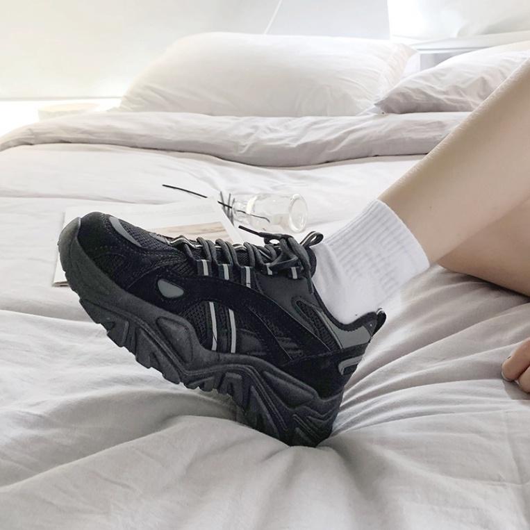 Giày thể thao nữ Ulzzang Eyty nâng độn đế cao 5cm răng cưa to mềm thoáng cá tính năng động màu đen trơn/kem