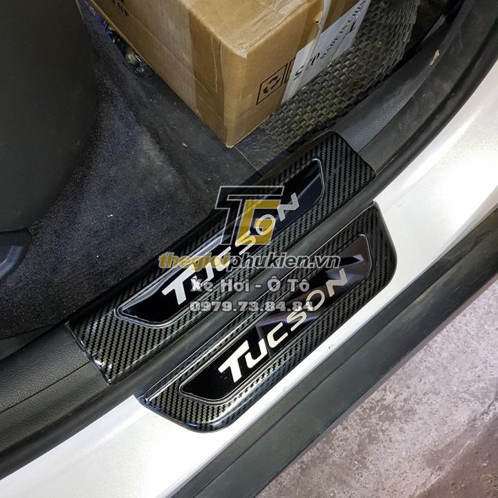 BỘ SẢN PHẨM Nẹp bước chân và ốp chống trầy cốp trong Hyundai Tucson 2016-2018 - Mẫu vân Carbon
