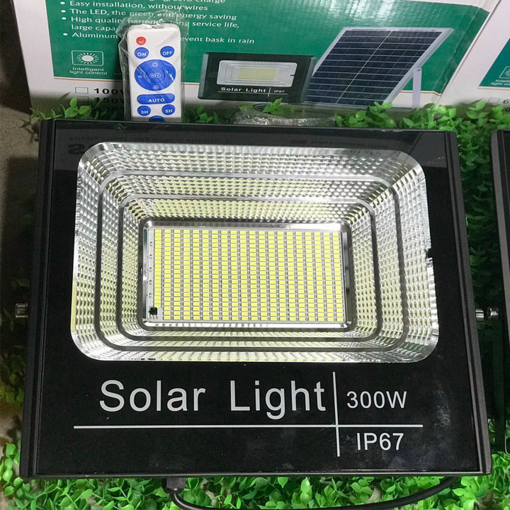 ĐÈN NĂNG LƯỢNG MẶT TRỜI 300W. ĐÈN PHA LED CHUẨN IP67,VỎ NHÔM ĐÚC