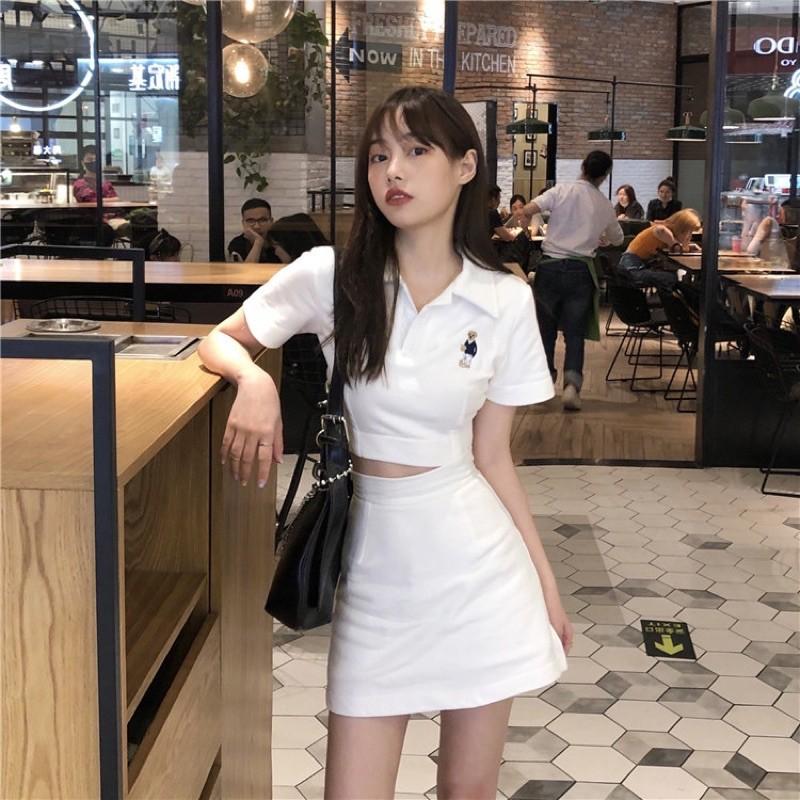 Set áo polo croptop logo gấu mix chân váy xẻ 2021