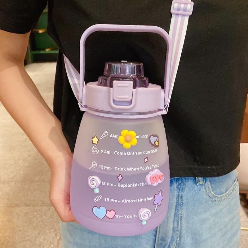 BÌNH NƯỚC CHIA VẠCH STICKER CÓ ỐNG HÚT, DUNG TÍCH 1300ML TIỆN DỤNG