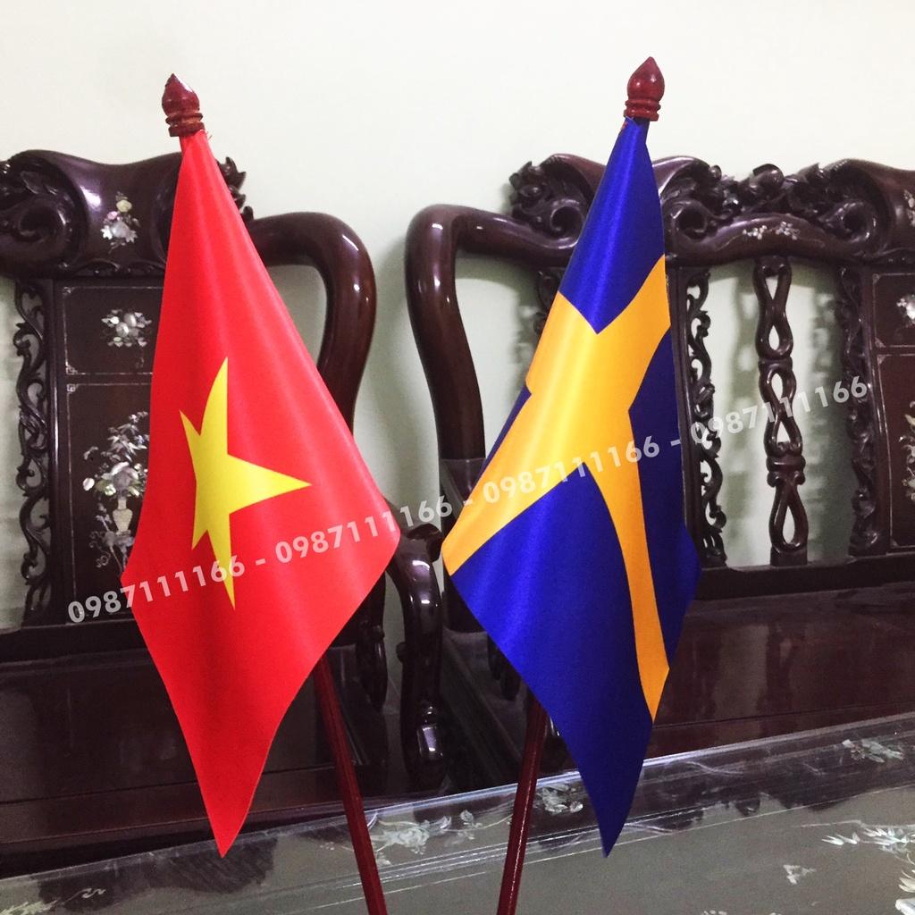 Cờ Để Bàn Đế gỗ Cắm 2 cờ Việt Nam - Thụy Điển In Kỹ Thuật Số