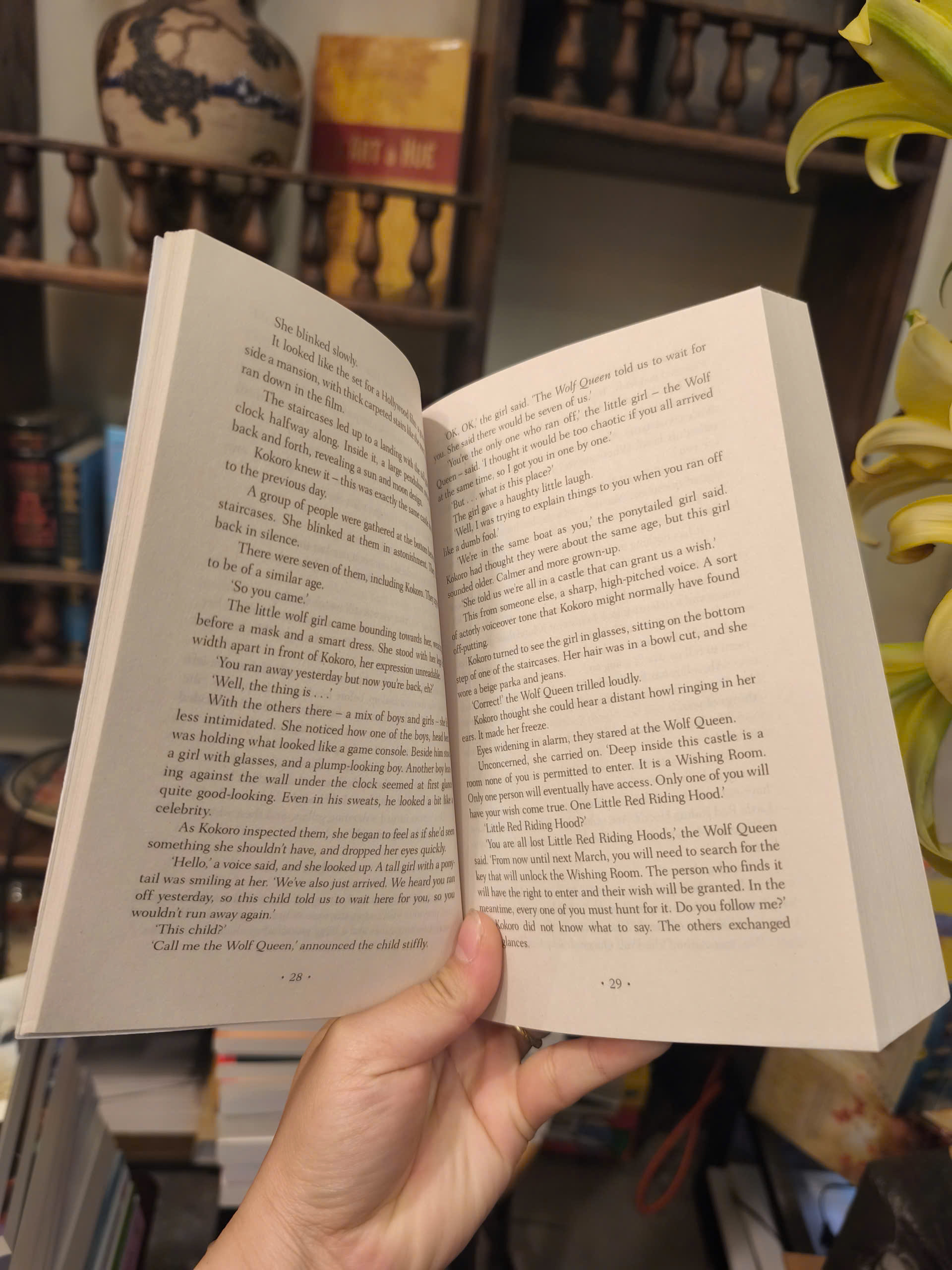 Sách - Lonely Castle in the Mirror by Mizuki Tsujimura | Japanese Literature / Ngoại văn Nhập khẩu