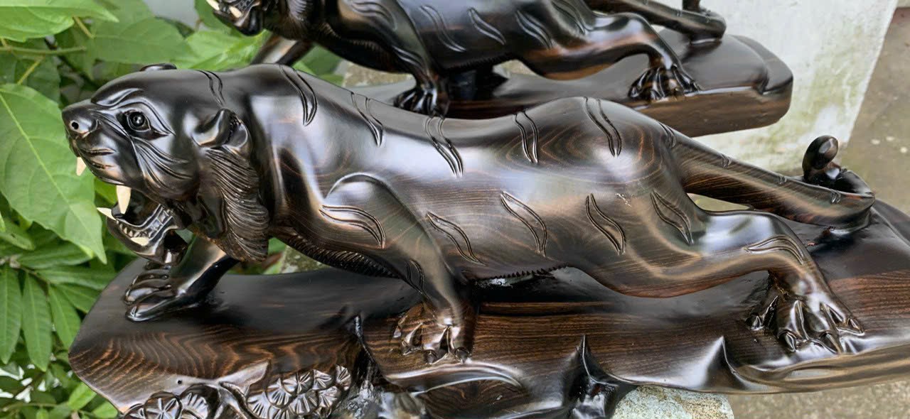 Tượng con hổ phong thủy bằng gỗ mun hoa kt 40cm