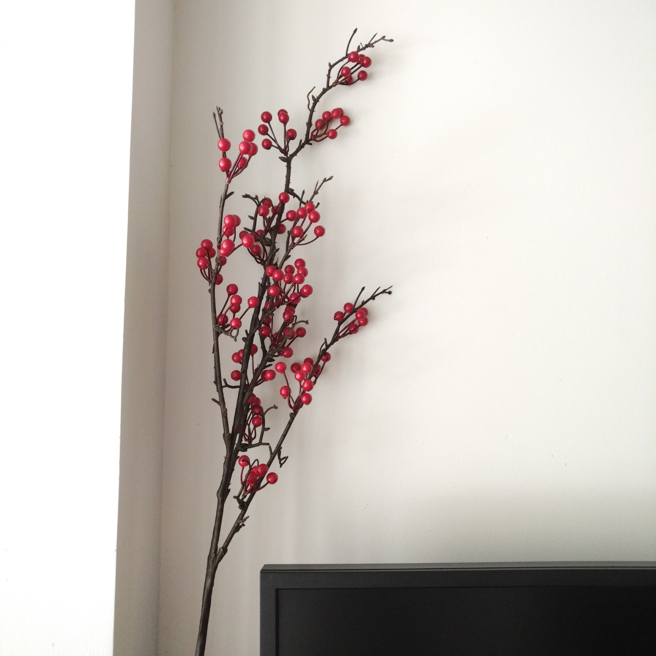 1 Cành trái Berries màu đỏ cao 90cm - Hoa lụa trang trí nhà cửa