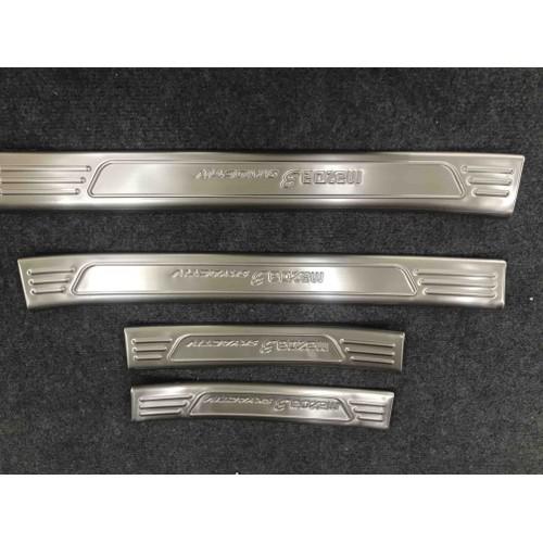 Ốp bậc chân trong dành cho MAZDA 3 2020 mẫu inox