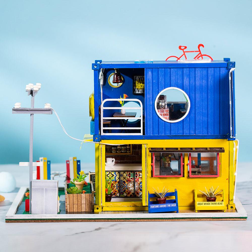 Nhà búp bê thu nhỏ với đồ nội thất và đèn LED tự làm