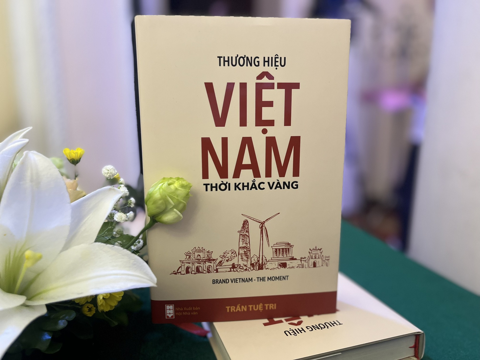 (Bìa Cứng) Thương hiệu Việt Nam - Thời khắc vàng (BRAND VIETNAM THE MOMENT) - Trần Tuệ Tri