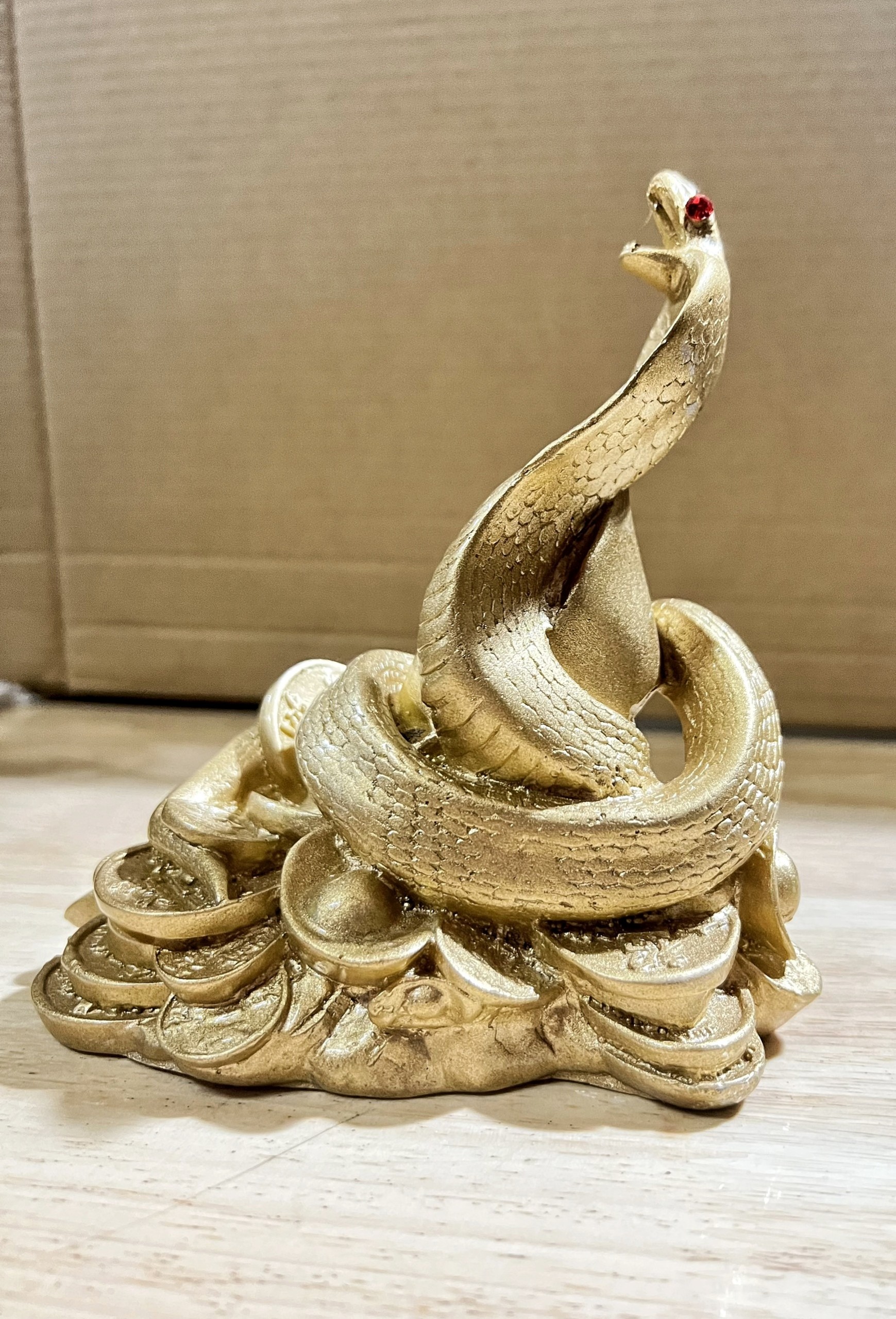 Tượng Rắn Cuộn Vàng Phong Thủy ôm Tài Lộc bằng bột đá cao 14cm
