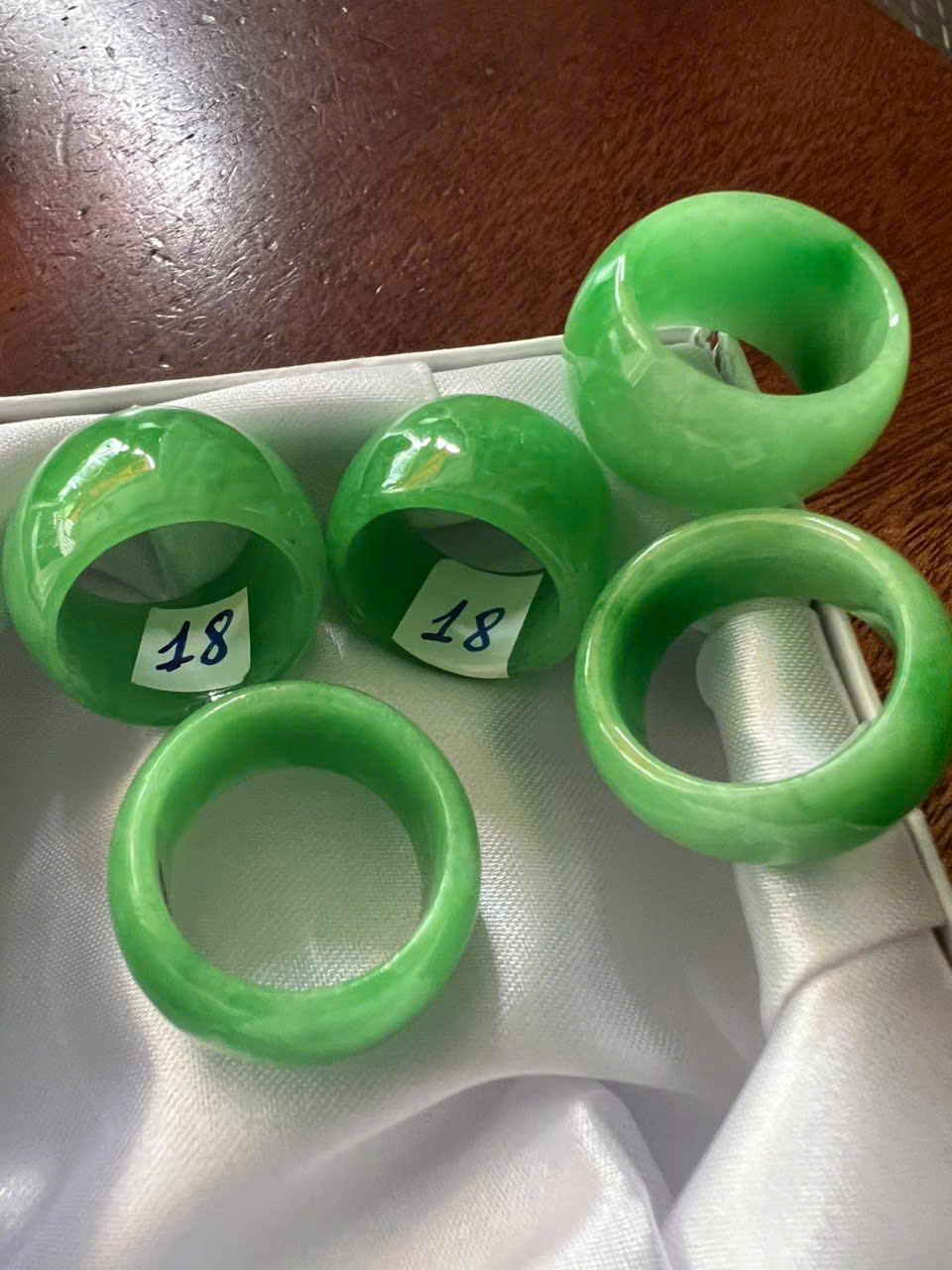 Nhẫn Cẩm thạch Xanh Ngọc Tươi sáng đẹp Ni 18mm cao 13mm / 14mm dầy 4mm Nam Nữ mệnh mộc mệnh hỏa mệnh Thủy đeo nhẫn ni 18mm ạ