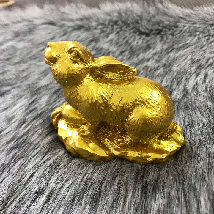 Tượng con Thỏ vàng, chất liệu nhựa được phủ lớp màu vàng óng bắt mắt, dùng trưng bày trong nhà, những nơi phong thủy, cầu mong may mắn, tài lộc - TMT Collection - SP005232