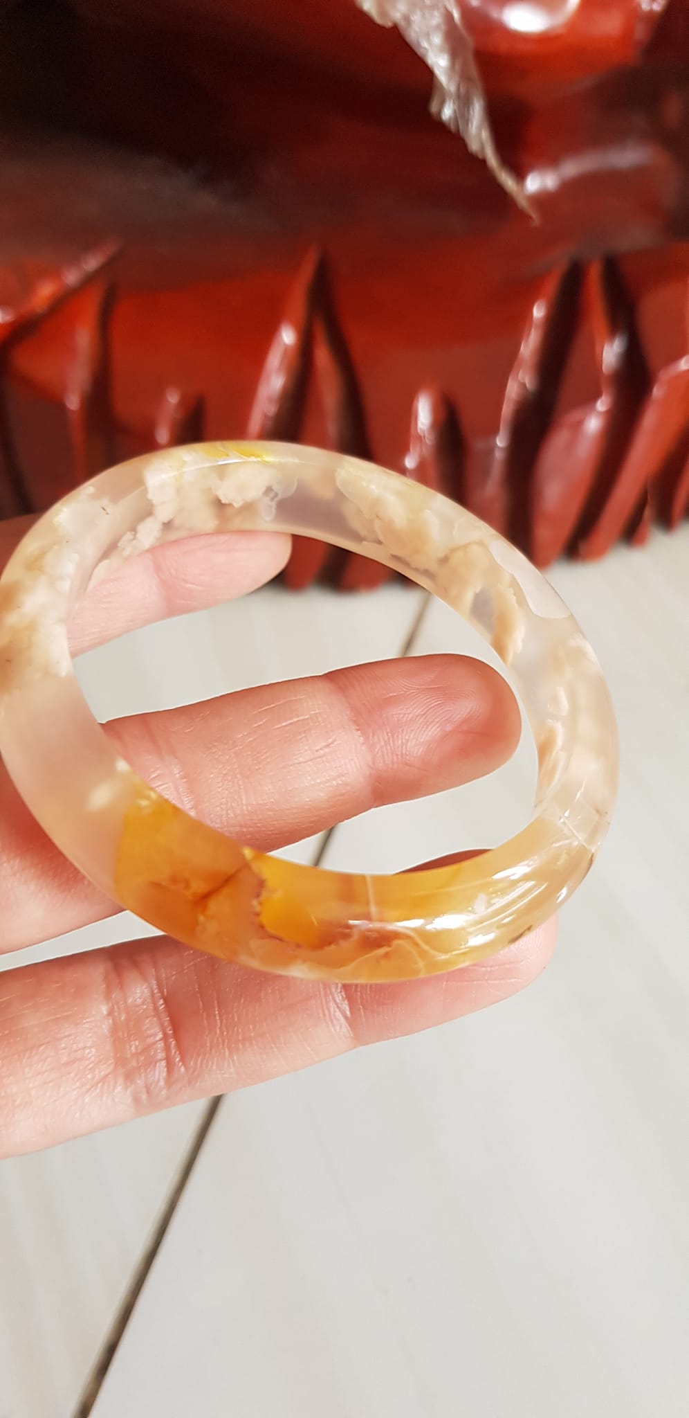 Vòng tay Nữ Bản Hẹ Mới Đá Mã Não Bông Vàng trắng rau câu đều bóng vòng quá đẹp luôn Vòng Ni 51mm x Cao 11mm x dầy 7mm Nữ mệnh Kim mệnh Thổ Nữ Cân nặng 49kg - 52kg đeo xinh tay đẹp lắm ạ
