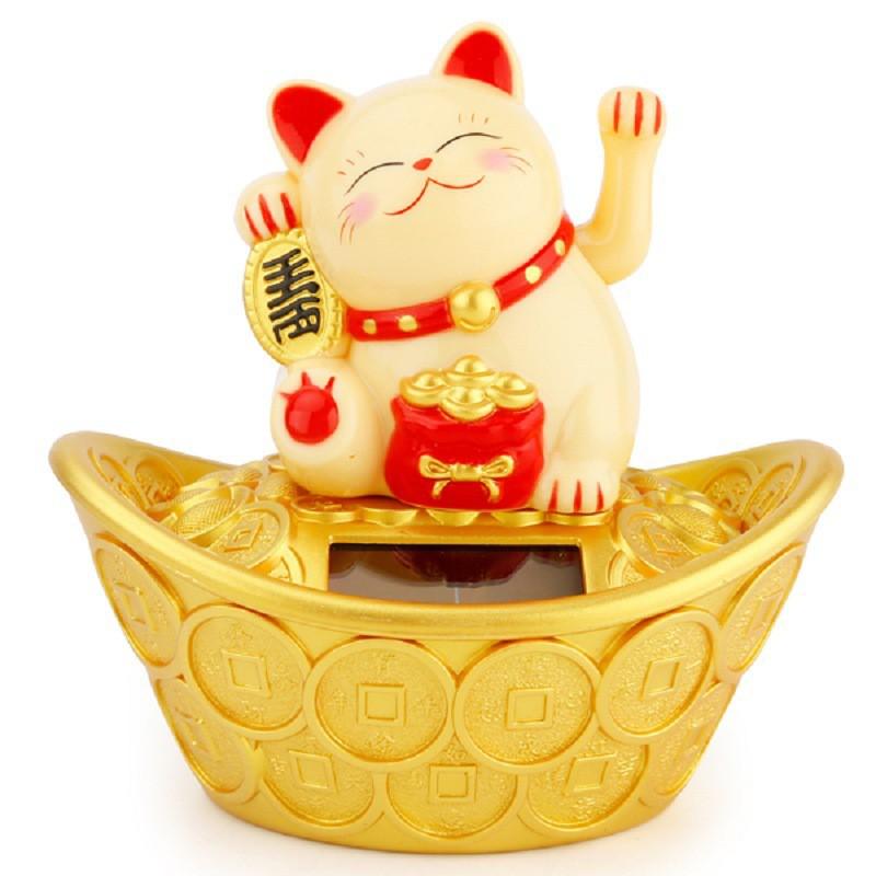 Tượng Mèo Thần Tài Ngồi Vẫy Tay Trên Thỏi Vàng Nhiều Màu