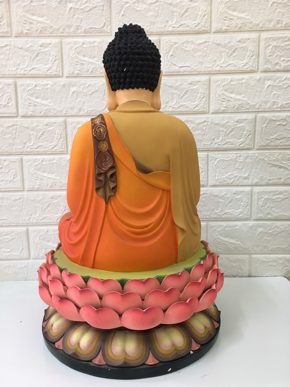 Tượng Phật Thích Ca đế sen hồng