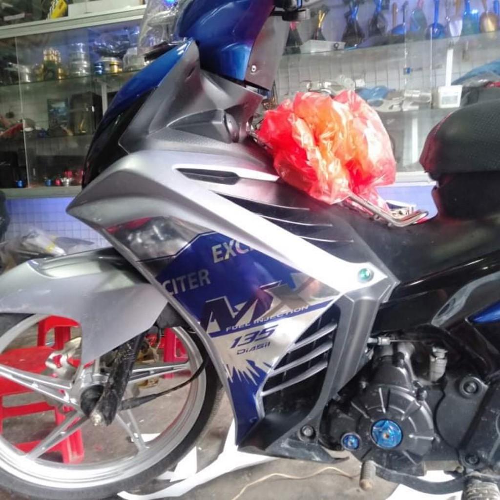 Tem exciter 135 MX bạc xanh crom