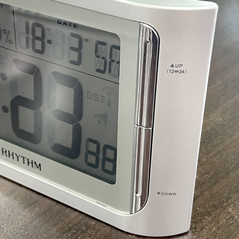 Đồng hồ Rhythm LCT061NR19- Kt 18.6 x 11.5 x 5.0cm, 305g. Vỏ nhựa. Dùng Pin.