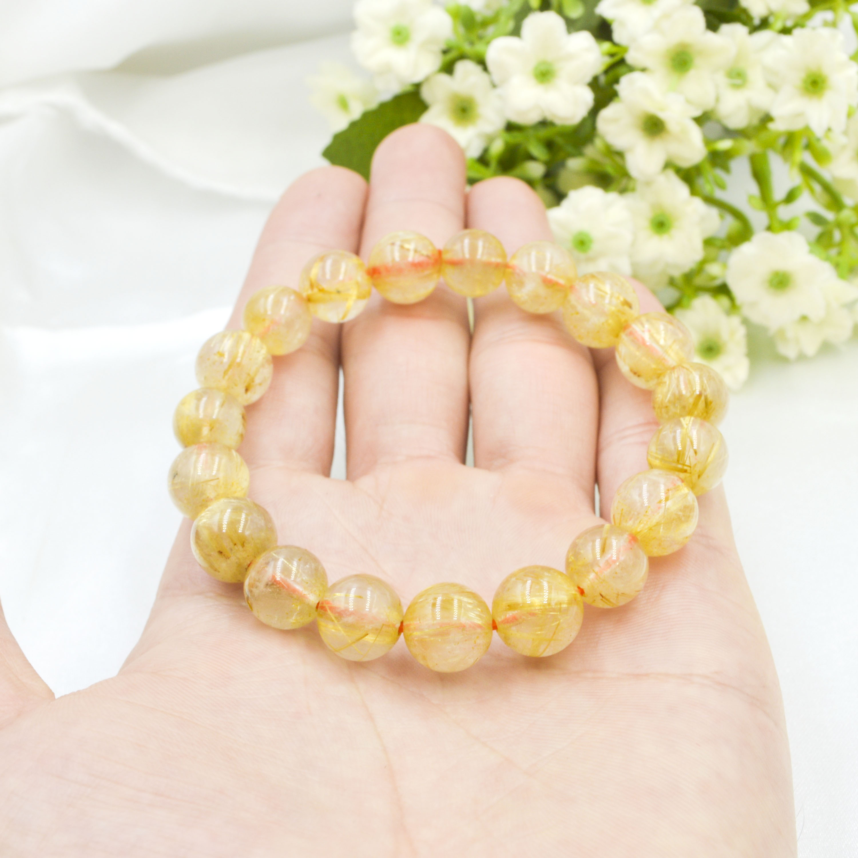 VÒNG TAY THẠCH ANH TÓC VÀNG KÈM GIẤY KIỂM ĐỊNH CHẤT LƯỢNG ĐÁ TỰ NHIÊN CỦA TRUNG TÂM KIỂN ĐỊNH ĐÁ QUÝ UY TÍN.