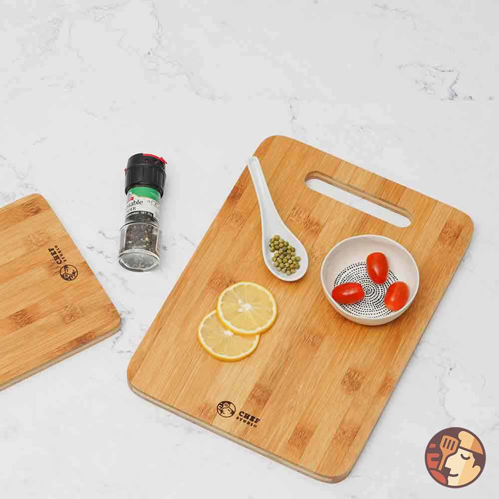 Thớt tre Chef Studio cao cấp hình chữ nhật, có tay nắm size 34x24x1.5 cm, bền bỉ, an toàn cho sức khỏe, dùng cắt thái và bày trí đồ ăn