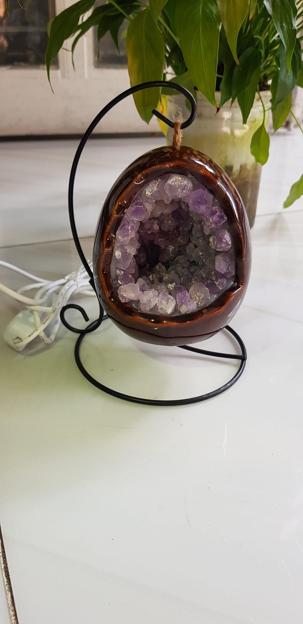 Miếng thạch anh tím tự nhiên hốc sâu có đế kiểu có đèn điện công dụng hút tài lộc Size cả chân Cao 16cm đk 12cm miếng tím cao 10cm x đk 8cm Anh Chị để bàn trang trí nhà bàn thờ Thần Tài và treo trong phòng làm đèn ngủ may mắn màu tím thật sự rất tốt đẹp ạ