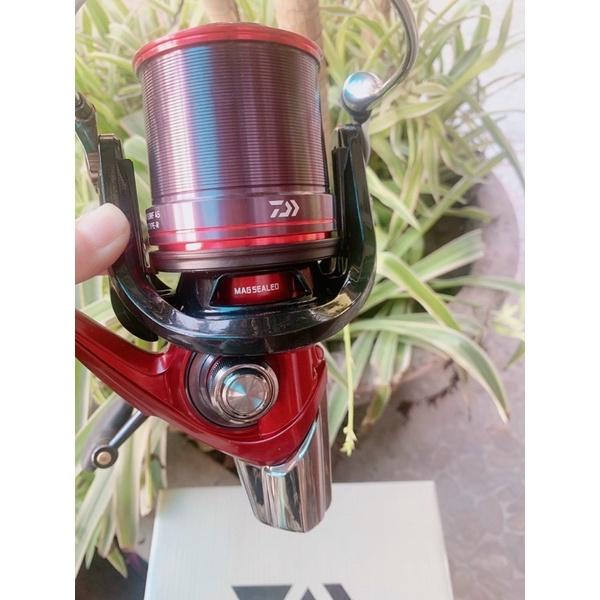 Máy câu cá DAIWA emblem surf 45 scw