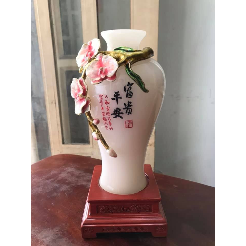 CHIẾC BÌNH PHÚ QUÝ TRẮNG TINH TRẠM CÀNH HOA ĐÀO ĐẦY BÔNG QUÁ ĐẸP  SIZE VỪA CAO 28CM X ĐK 12CM ĐẾ GỖ TRƯNG TRONG NHÀ CÔNG TY  BIỂU TƯỢNG CHO SỰ BÌNH AN GIÀU SANG PHÚ QUÝ HỢP MỆNH KIM MỆNH THỦY