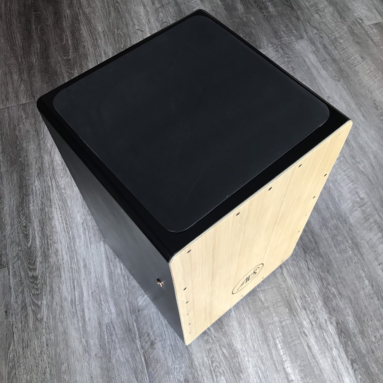 Trống cajon AB-D1 màu gỗ - Tặng bao - Trống có bass ấm và  snare chắc