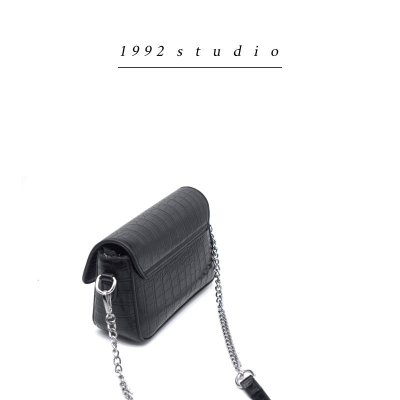 Túi xách nữ/ 1992 s t u d i o/ PETTY BAG/ màu đen da vân
