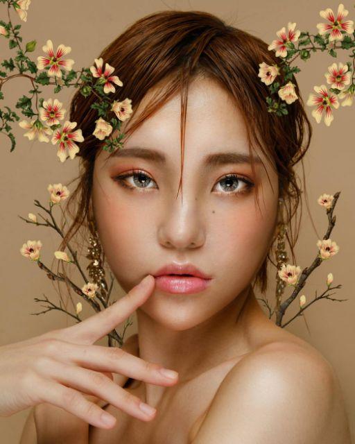 Decal dán tường salon thẩm mỹ cô gái