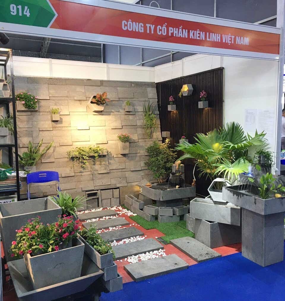 Chậu treo tường trồng cây bằng đá ong xám tự nhiên KT Dài 30xR15xC15cm, ốp tường ban công, giếng trời, sân thượng bền đẹp chịu được mọi thời tiết