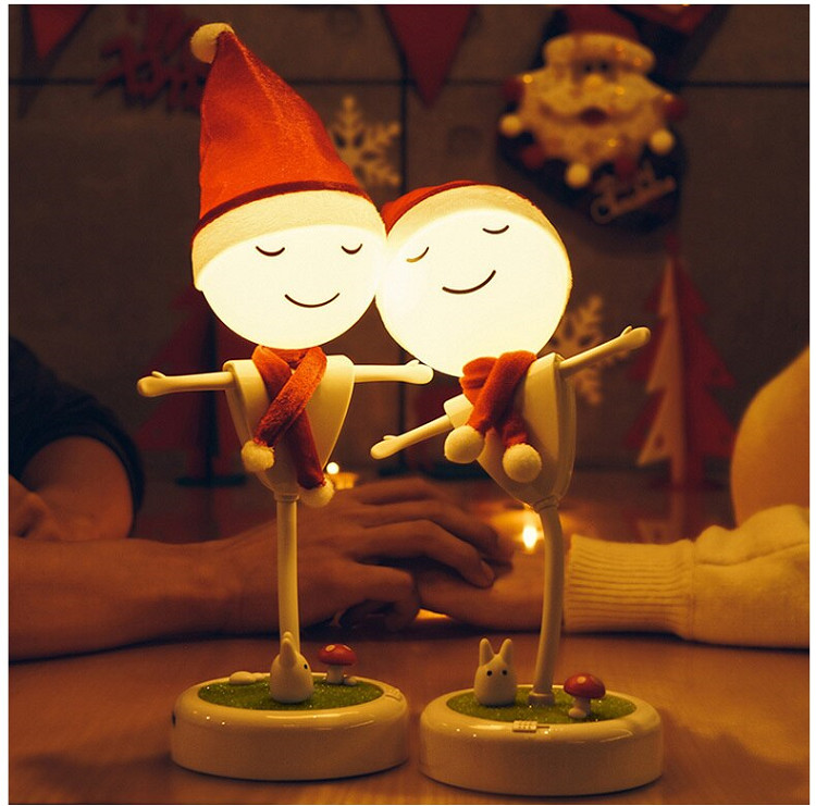 Đèn led để bàn hình chú bù nhìn rơm