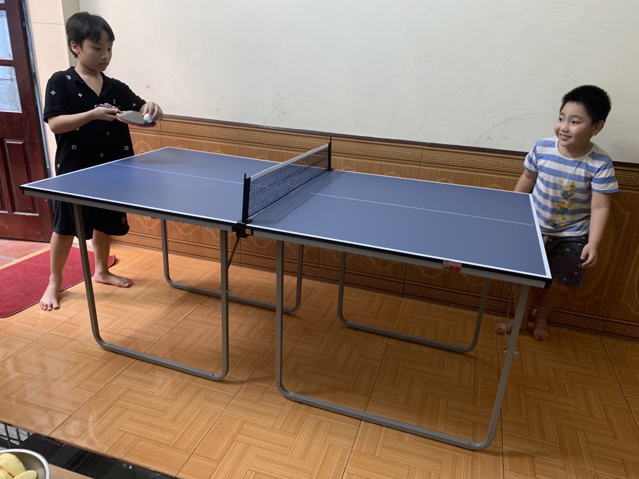 Bàn bóng bàn Mini gấp gọn tặng kèm 2 vợt và bóng, mặt bàn dày 12mm, dài 182 cm rộng 91cm phù hợp không gian nhỏ hẹp, gấp gọn dễ dàng