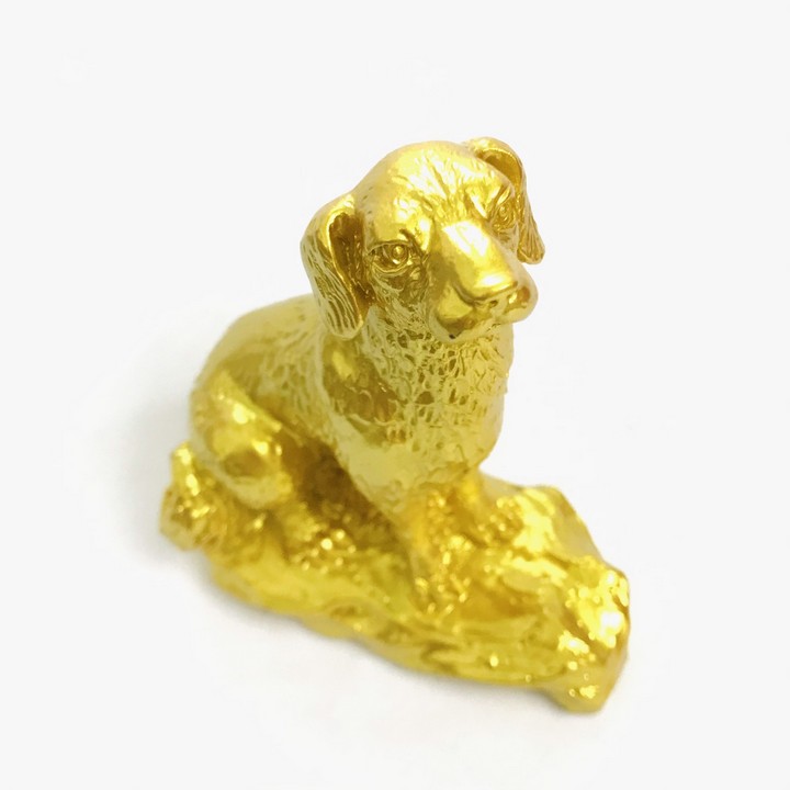 Tượng con Chó vàng, chất liệu nhựa được phủ lớp màu vàng óng bắt mắt, dùng trưng bày trong nhà, những nơi phong thủy, cầu mong may mắn, tài lộc - TMT Collection - SP005238