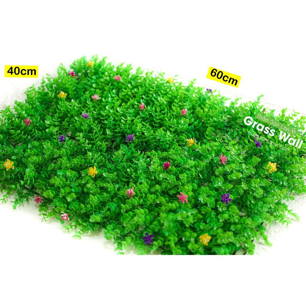 Thảm cỏ nhựa treo tường có đính hoa, tấm cỏ nhựa tai chuột trang trí
