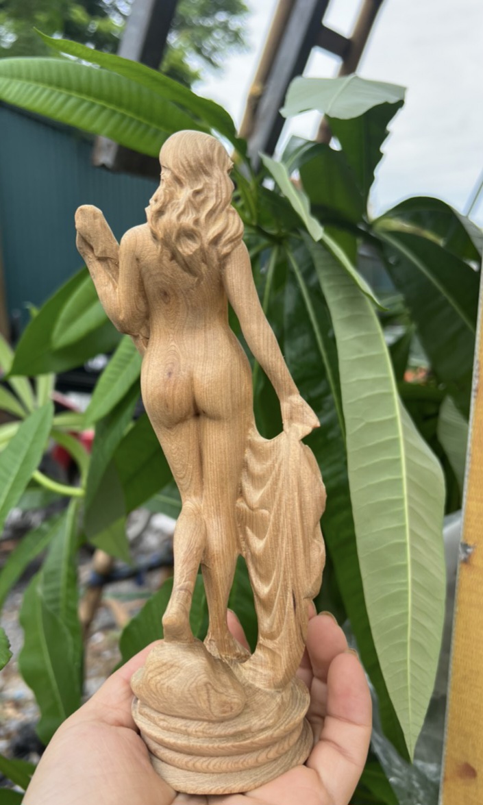 Tượng thiếu nữ bán hỏa thân bằng gỗ bách xanh thơm nức kt cao 20×7×7cm