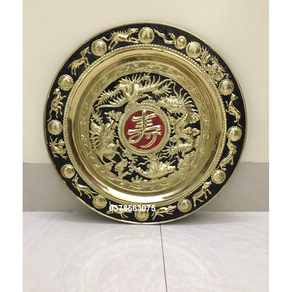 Mâm đồng chữ thọ hán nền đen điểm đỏ hoạ tiết tứ linh chất liệu bằng đồng vàng nguyên chất kích thước 52cm