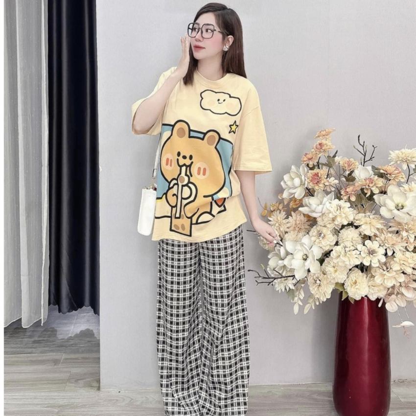 Sét Bộ Nữ SS22, Sét Đồ Nữ Đi Chơi Đẹp In Gấu Vàng, Sét Áo Vải Cotton, Hình In Sắc Nét Và Quần Kẻ Đen Cá Tính