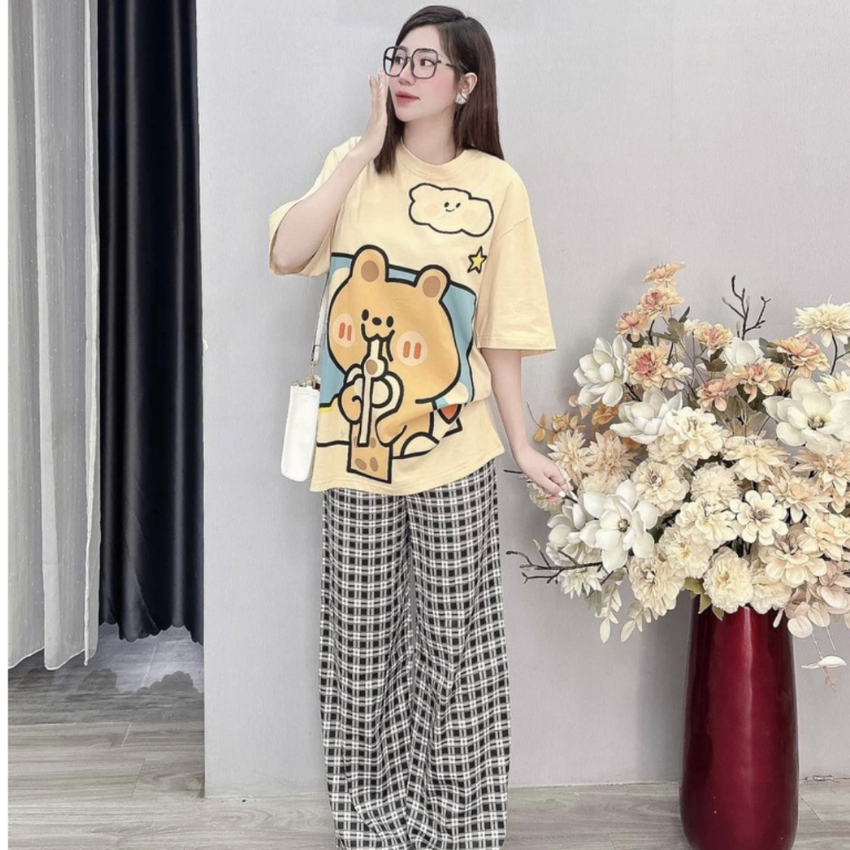 Sét Bộ Nữ SS22, Sét Đồ Nữ Đi Chơi Đẹp In Gấu Vàng, Sét Áo Vải Cotton, Hình In Sắc Nét  Và Quần Kẻ Đen Cá Tính