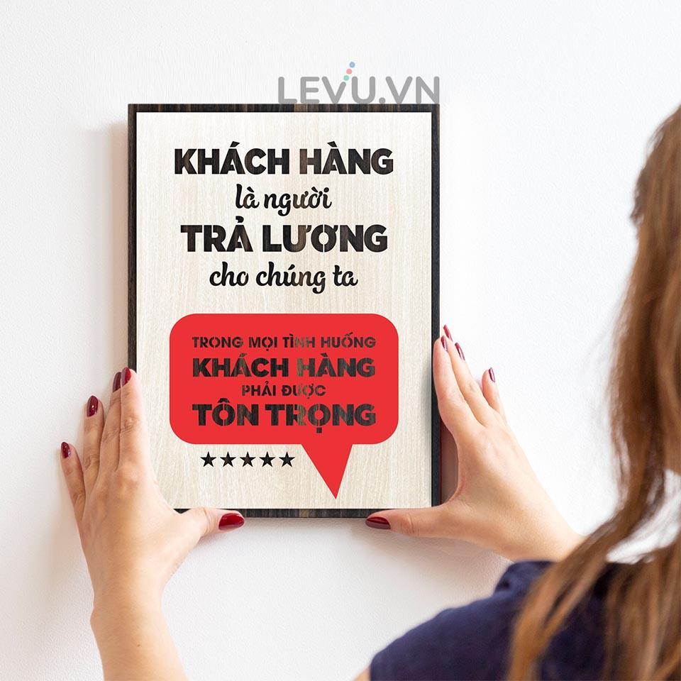 Tranh động lực LEVU LV052 &quot;Khách hàng là người trả lương cho chúng ta, trong mọi tình huống khách hàng phải được tôn trọng