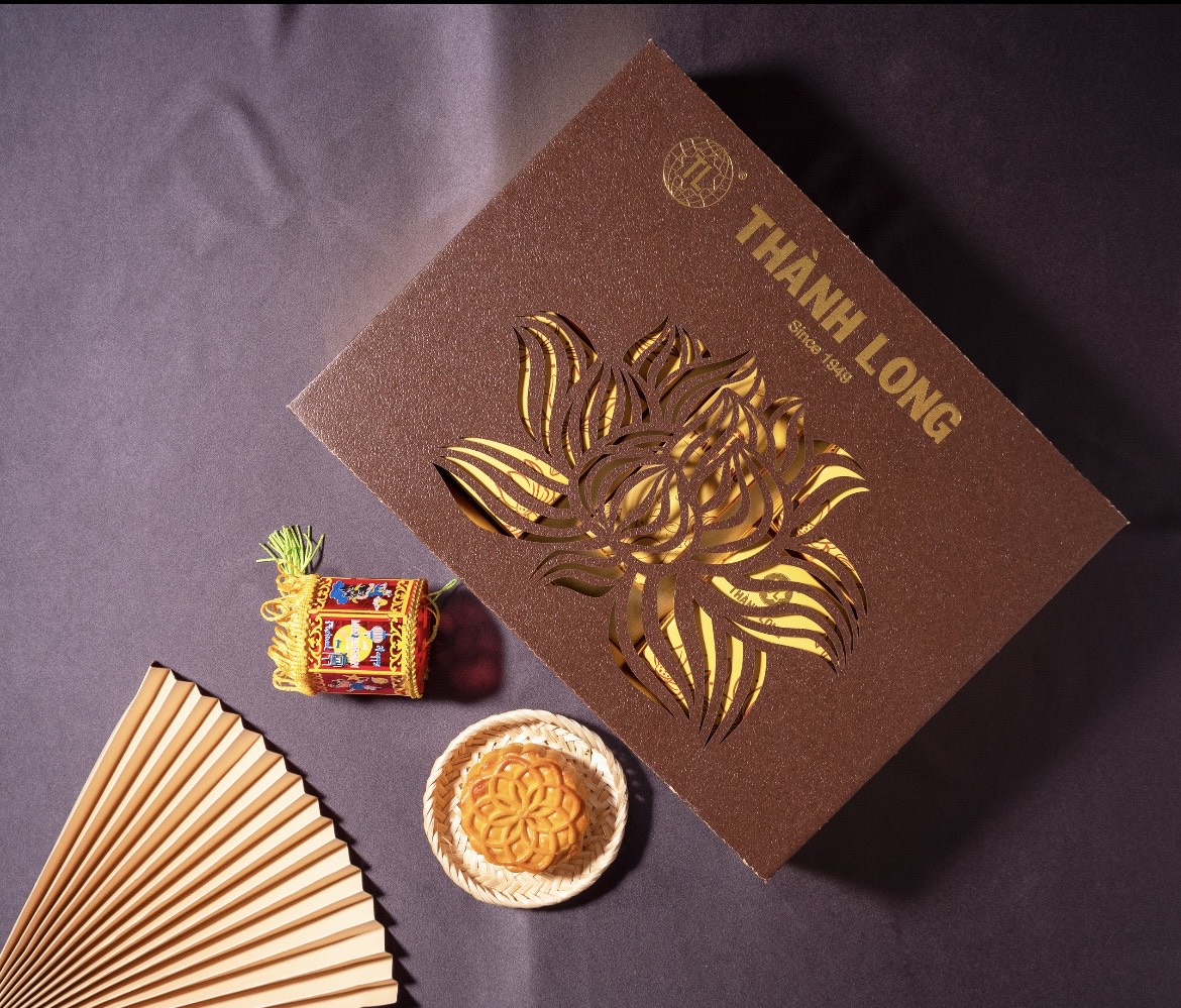 Bộ hộp Bánh trung thu Vạn Phúc 4 bánh 1 trứng 150g - Thành Long 600g - tặng 1 hộp trà