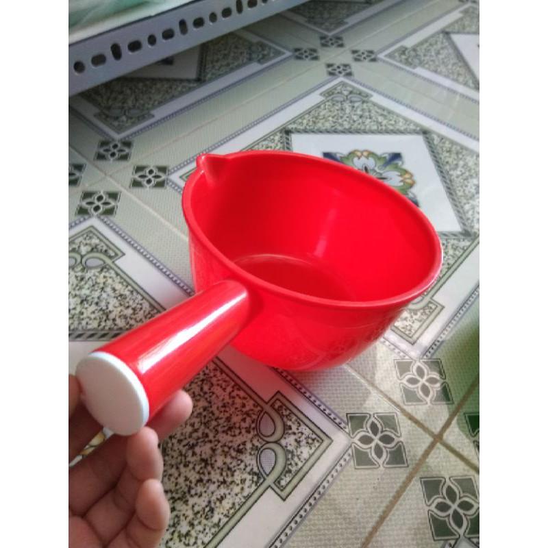 Gáo múc nước cán tròn có mỏ