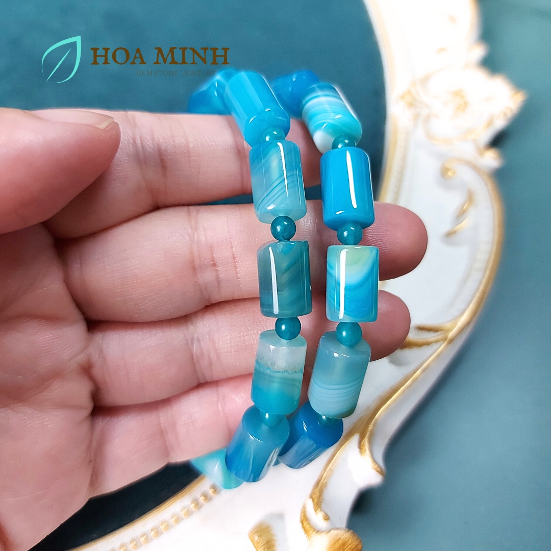 Vòng tay phong thủy đá Mã Não xanh biển có vân dạng lu thống size 8.6 x 12 li xen kẽ viên tròn mã não