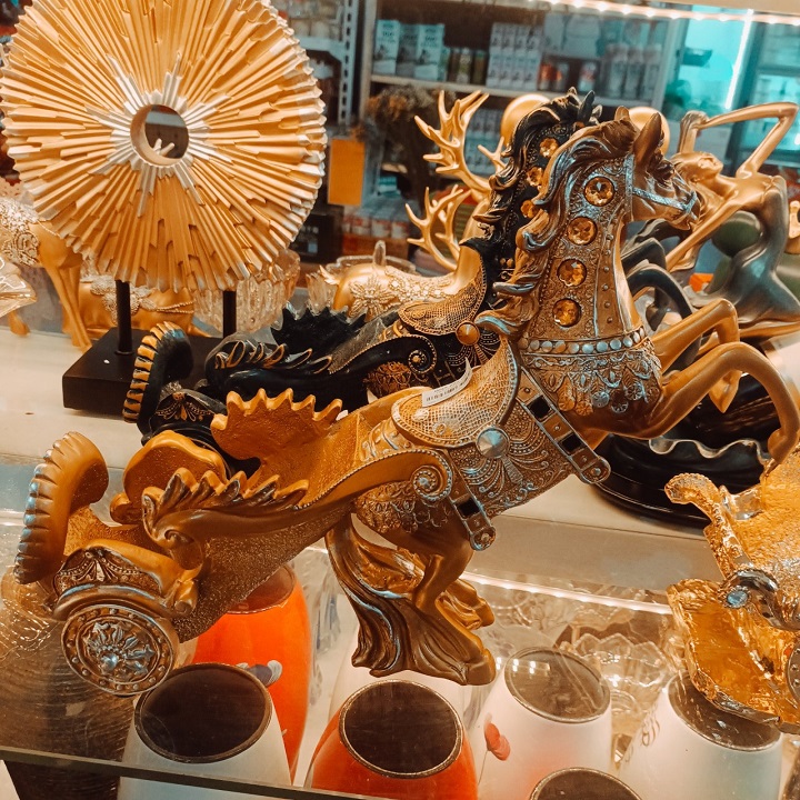 Kệ Để Rượu Vang Tuấn Mã Kéo Xe Phong Cách Châu Âu Sang Trọng