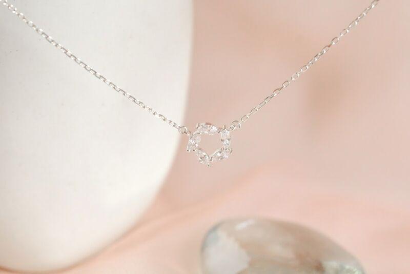 Vòng cổ bạc Bling It năm lá hạt đá BIVC204