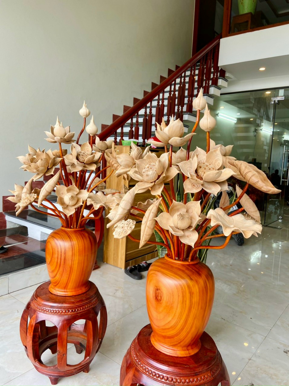 1 Bình hoa sen bằng gỗ hương đỏ 25 cành và hoa ,lá ,gương ,bằng gỗ ngọc am thơm nứt