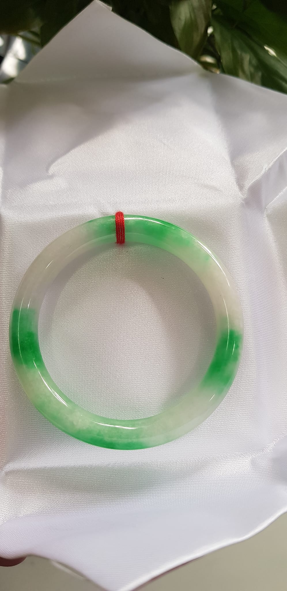 Vòng tay nữ đá Cẩm Thạch tự nhiên mới TR LÝ IC Sịn 51mm x chột 8mm Vòng màu xanh lý trắng bóng đều đẹp nữ 50kg - 54kg đeo ạ