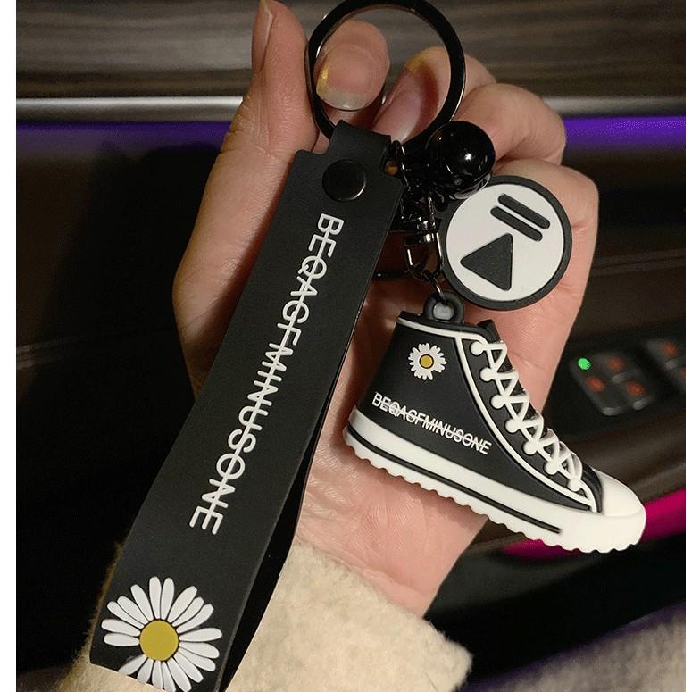 Móc Khóa Giày Hoa Cúc Phong Cách Thời Trang Cực Chất Hót Hót ( hàng sẵn )