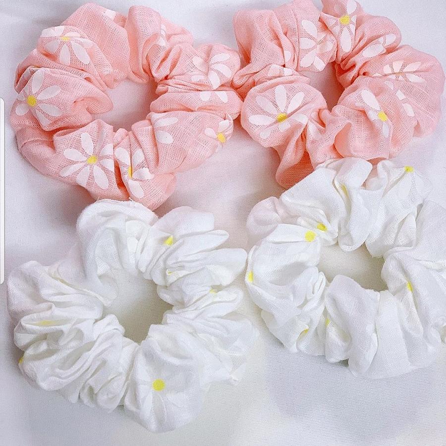 Combo 4 dây buộc tóc Scrunchies hồng, trắng họa tiết (Tặng kèm kẹp tóc ngẫu nhiên)