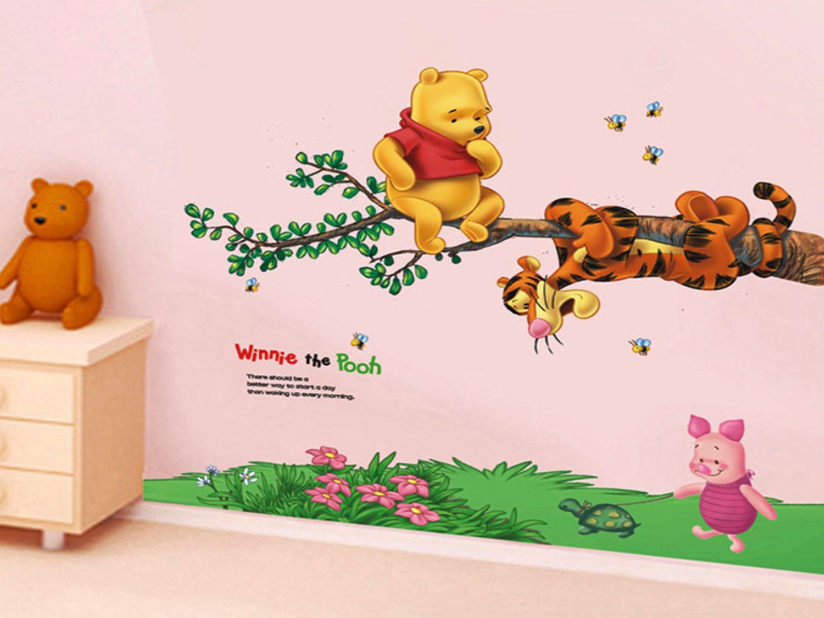 DECAL DÁN TƯỜNG GẤU POOH VÀ TIGER TRÈO CÂY TÌM MẬT